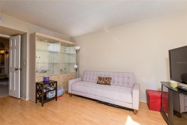 6809 TWELVE OAKS BOULEVARD, Tampa, FL 33634