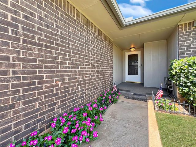 1049 NW 25th Street, Moore, OK 73160