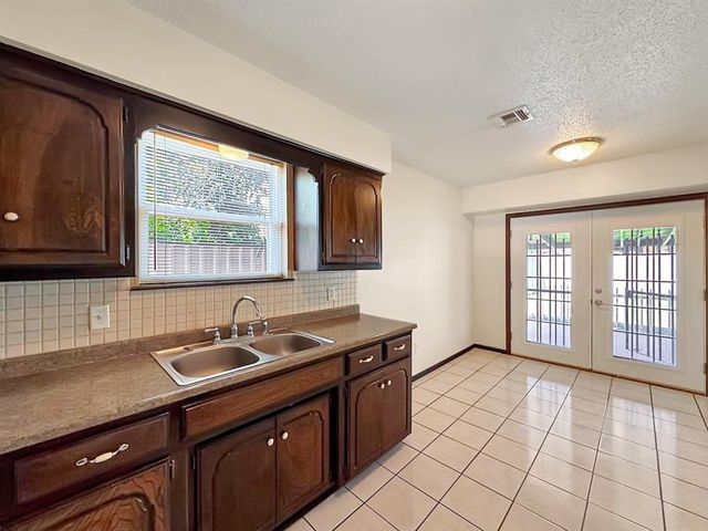 1049 NW 25th Street, Moore, OK 73160
