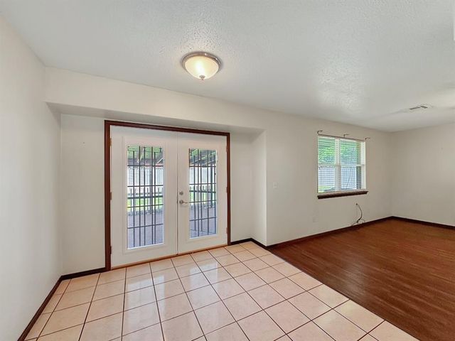 1049 NW 25th Street, Moore, OK 73160