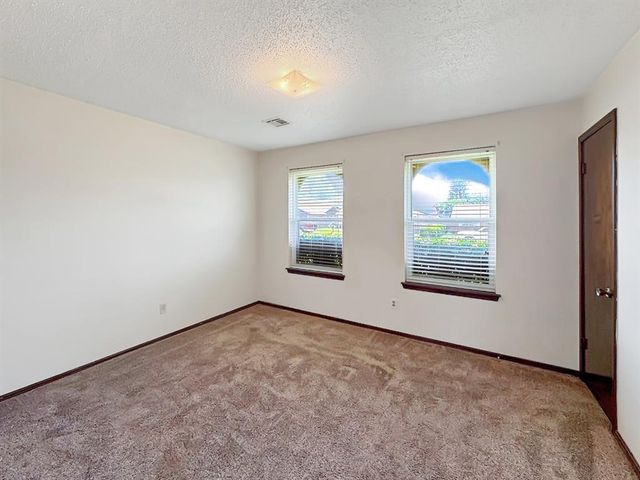 1049 NW 25th Street, Moore, OK 73160