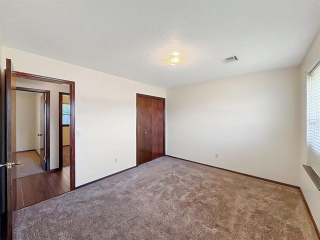 1049 NW 25th Street, Moore, OK 73160