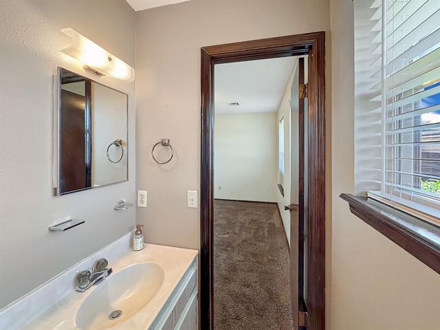 1049 NW 25th Street, Moore, OK 73160