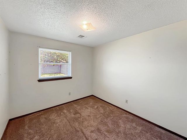 1049 NW 25th Street, Moore, OK 73160