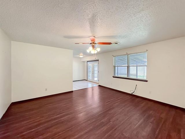 1049 NW 25th Street, Moore, OK 73160