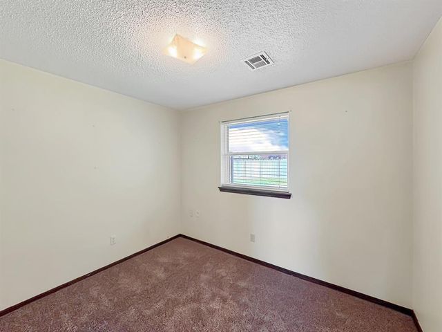 1049 NW 25th Street, Moore, OK 73160