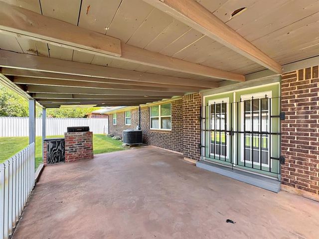 1049 NW 25th Street, Moore, OK 73160