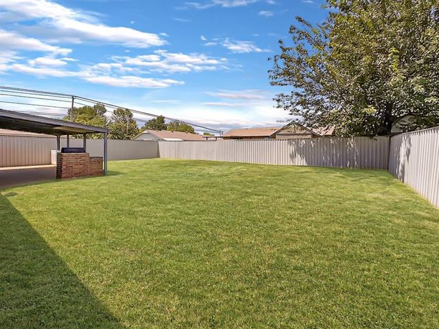 1049 NW 25th Street, Moore, OK 73160