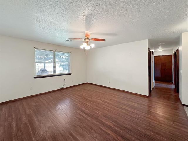 1049 NW 25th Street, Moore, OK 73160