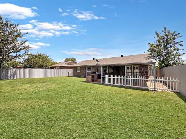 1049 NW 25th Street, Moore, OK 73160