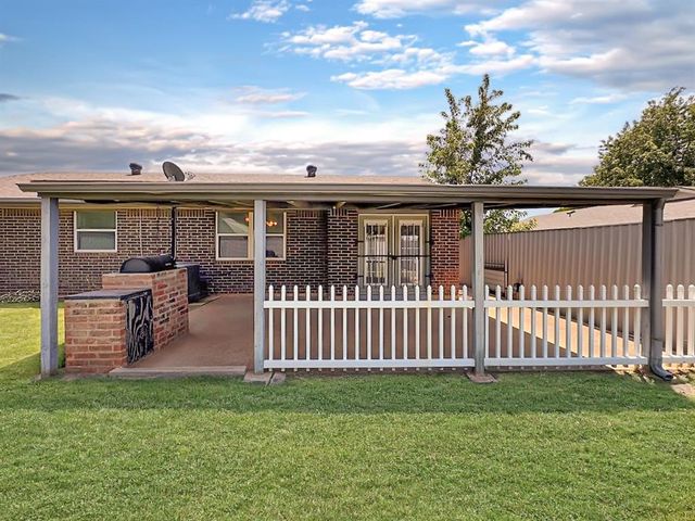 1049 NW 25th Street, Moore, OK 73160