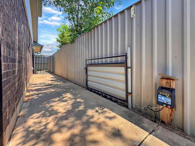 1049 NW 25th Street, Moore, OK 73160
