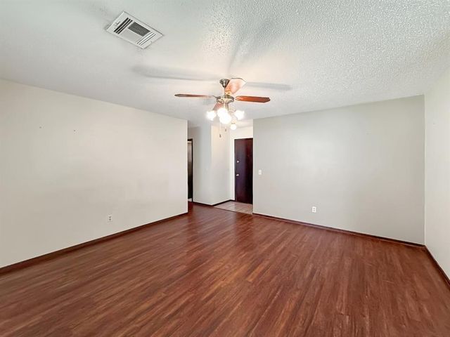 1049 NW 25th Street, Moore, OK 73160