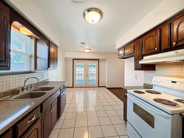 1049 NW 25th Street, Moore, OK 73160