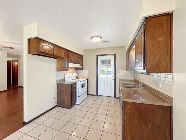 1049 NW 25th Street, Moore, OK 73160