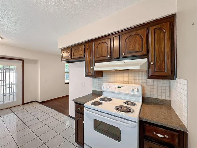 1049 NW 25th Street, Moore, OK 73160