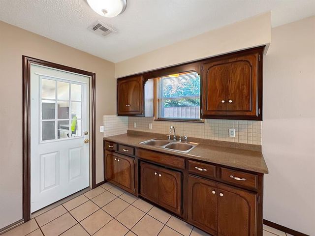 1049 NW 25th Street, Moore, OK 73160