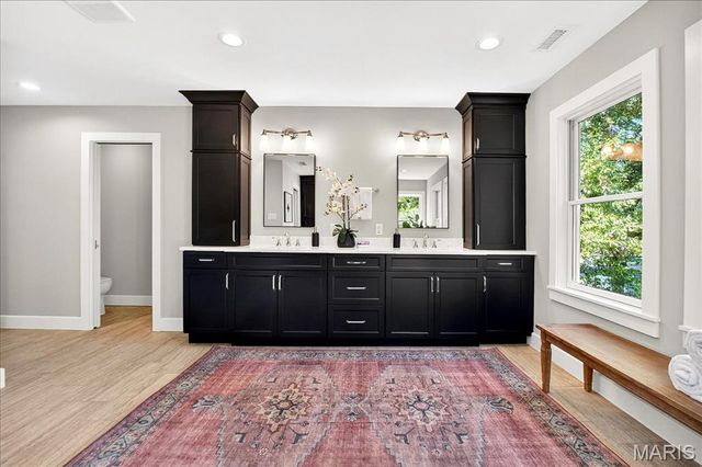 1211 S Geyer Road, Kirkwood, MO 63122