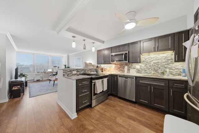 1560 N Sandburg Terrace 509J, Chicago, IL 60610