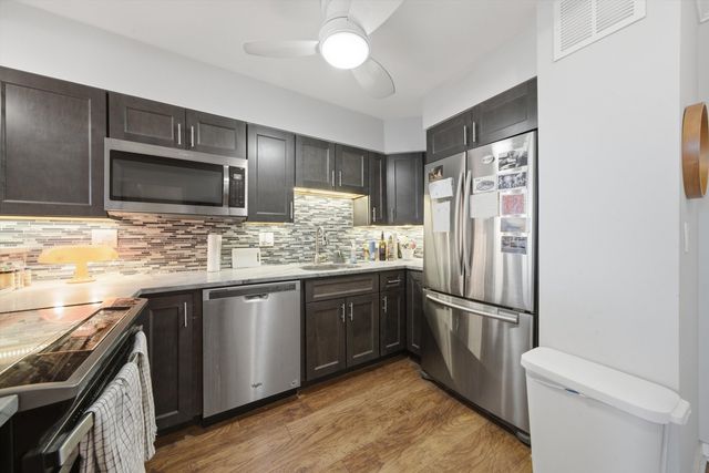 1560 N Sandburg Terrace 509J, Chicago, IL 60610
