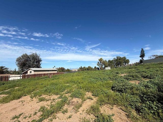 2055 riviera dr, Vista, CA 92084