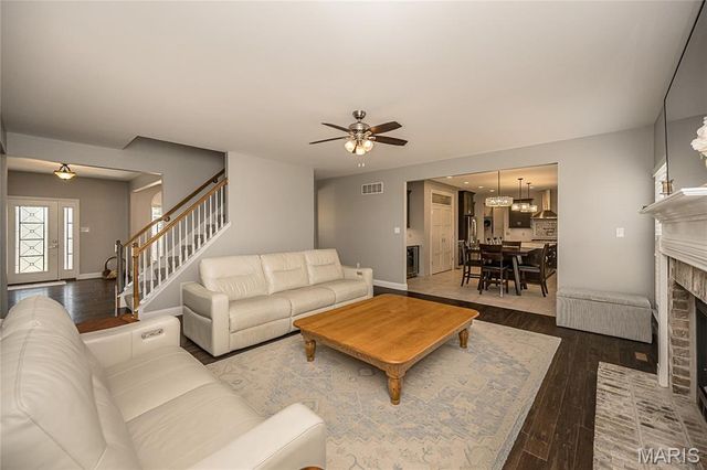 18 Kings Crossing Court, St Louis, MO 63129