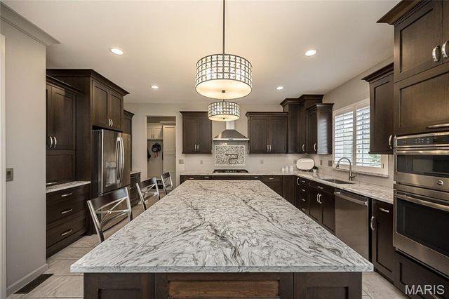 18 Kings Crossing Court, St Louis, MO 63129