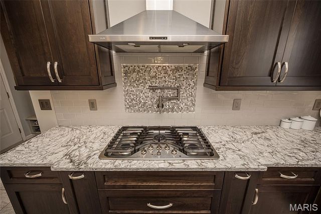 18 Kings Crossing Court, St Louis, MO 63129