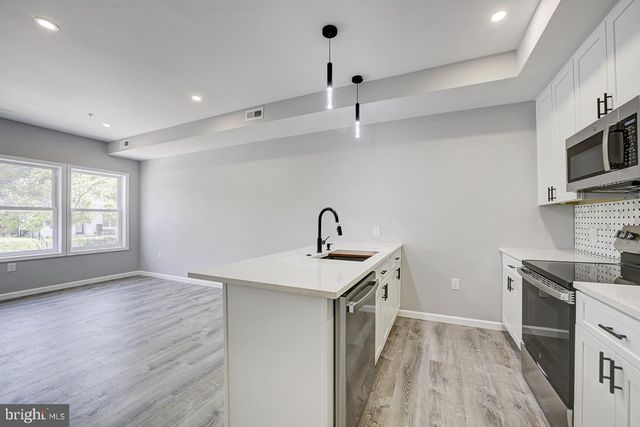 832 19TH ST NE #B, Washington, DC 20002