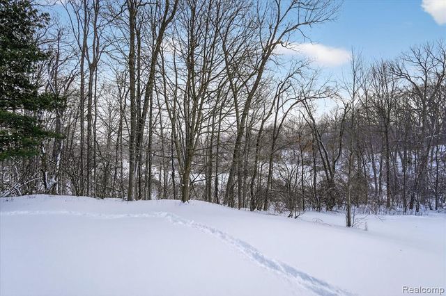 5120 Meadow Crest Circle, Holly, MI 48442