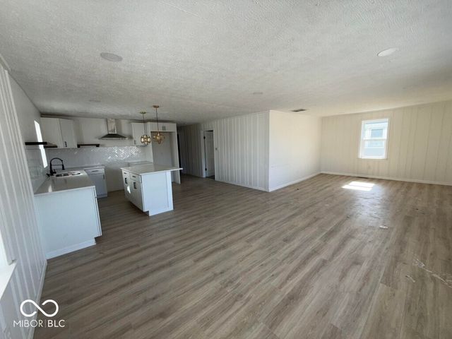 39 N 18th Avenue, Beech Grove, IN 46107