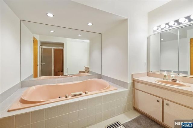 580 Laramie Lane, Mahwah, NJ 07430