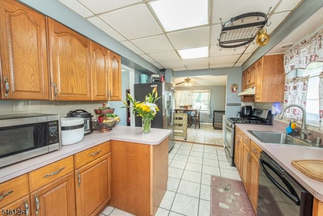 39 Fredericks St, Wanaque Boro, NJ 07465