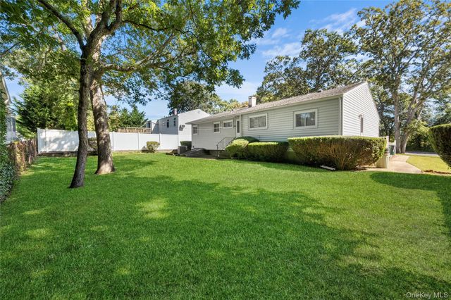 696 Bohemia Parkway, Sayville, NY 11782