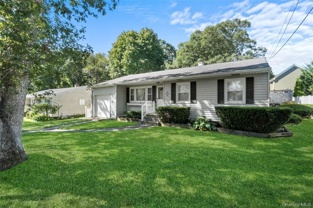 696 Bohemia Parkway, Sayville, NY 11782