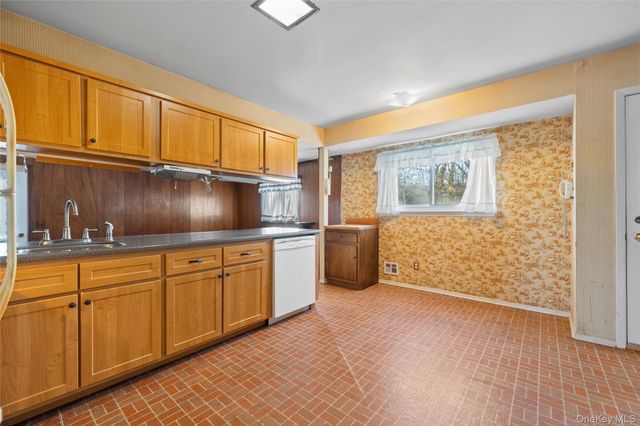 696 Bohemia Parkway, Sayville, NY 11782