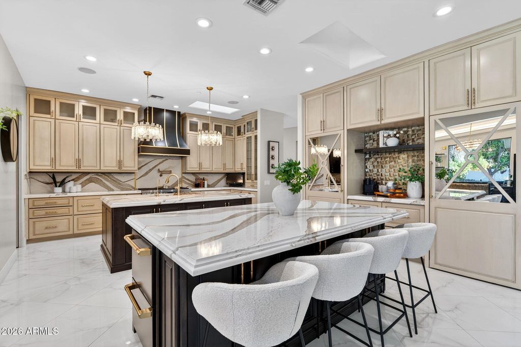 Image 14 of property listing at 6500 E FANFOL Drive, Paradise Valley, AZ 85253