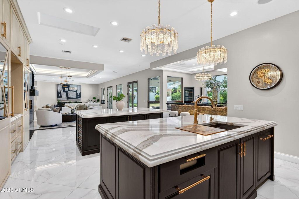 Image 17 of property listing at 6500 E FANFOL Drive, Paradise Valley, AZ 85253