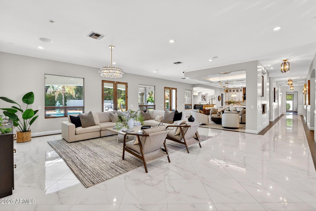 Image 9 of property listing at 6500 E FANFOL Drive, Paradise Valley, AZ 85253