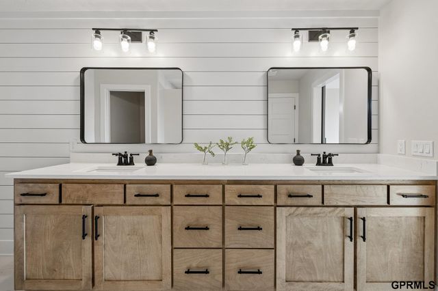 12375 Fenwick Street, Papillion, NE 68046