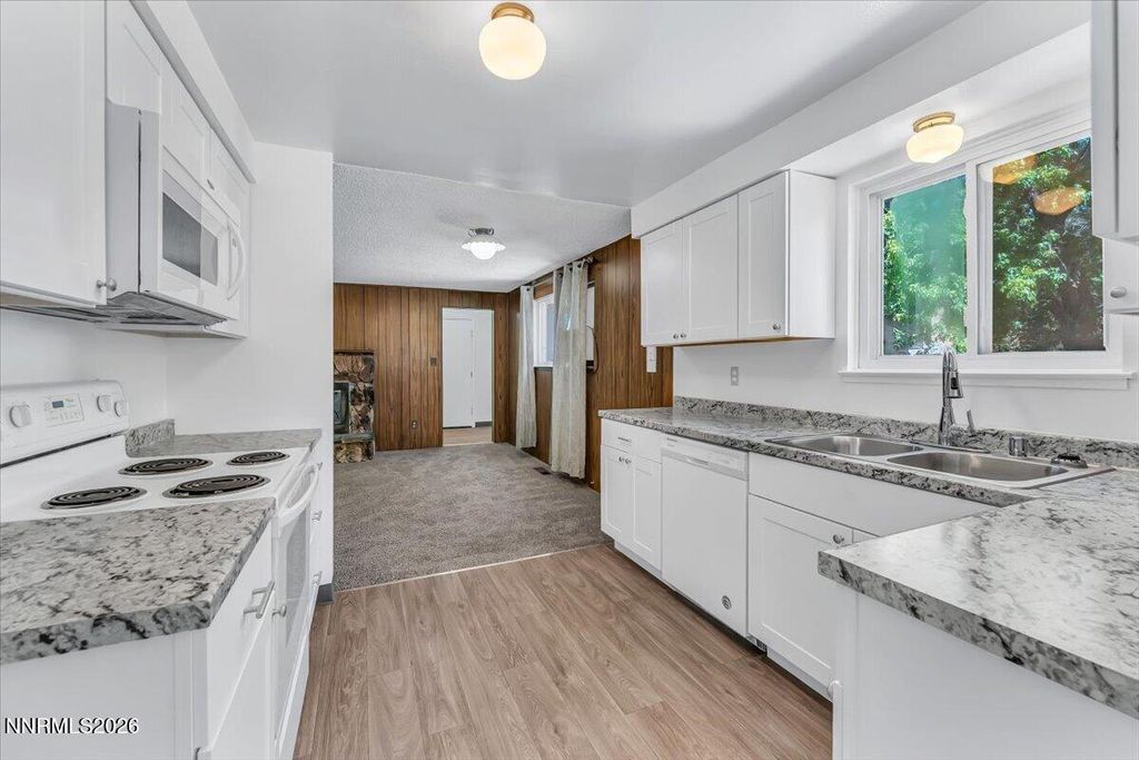 Image 7 of property listing at 731 Desert View Court, Sparks, NV 89434