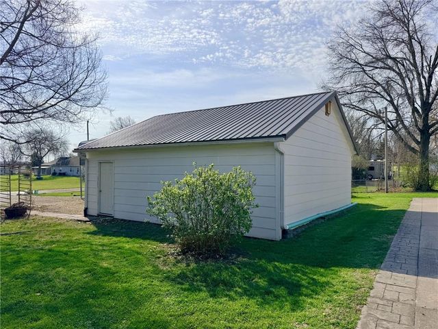 1310 E 13th Court, Trenton, MO 64683