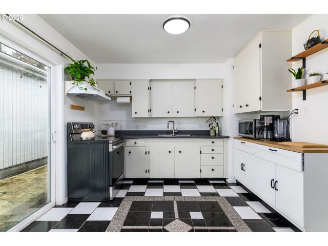 13005 Sw WALKER Rd, Beaverton, OR 97005