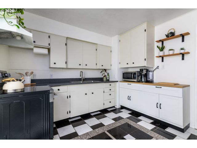 13005 Sw WALKER Rd, Beaverton, OR 97005