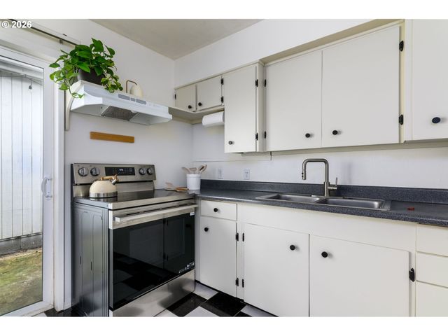 13005 Sw WALKER Rd, Beaverton, OR 97005