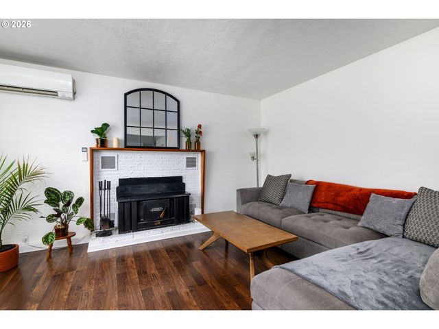 13005 Sw WALKER Rd, Beaverton, OR 97005