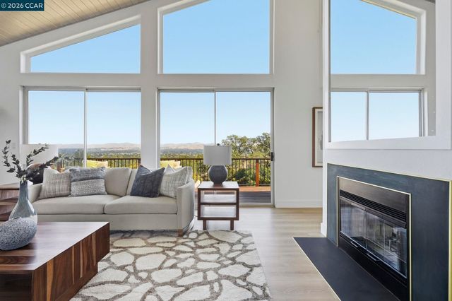 20 Surmont Ct, Lafayette, CA 94549