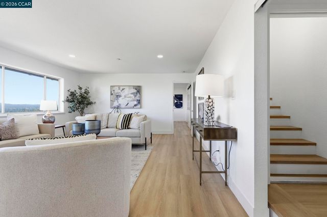 20 Surmont Ct, Lafayette, CA 94549