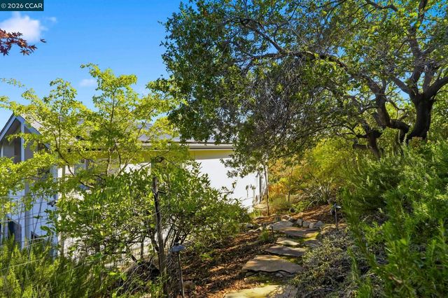 20 Surmont Ct, Lafayette, CA 94549