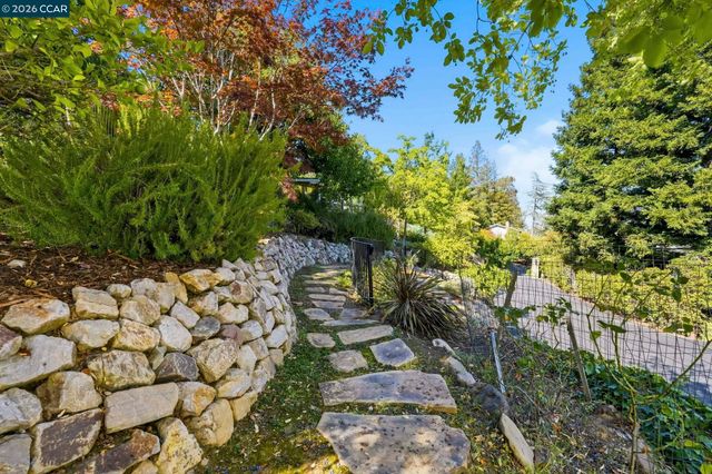 20 Surmont Ct, Lafayette, CA 94549